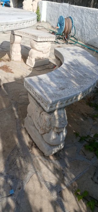 Mesa y bancos de piedra