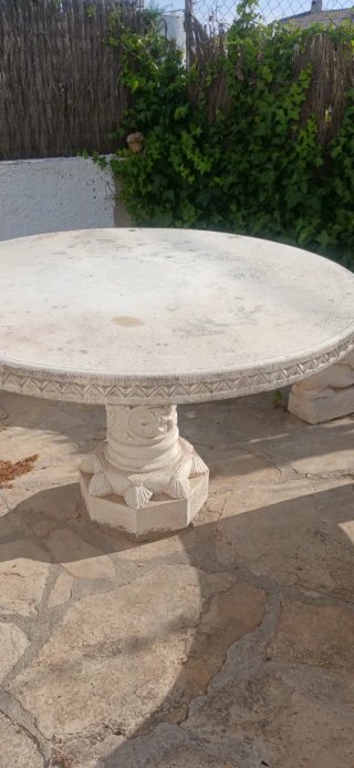 Mesa y bancos de piedra