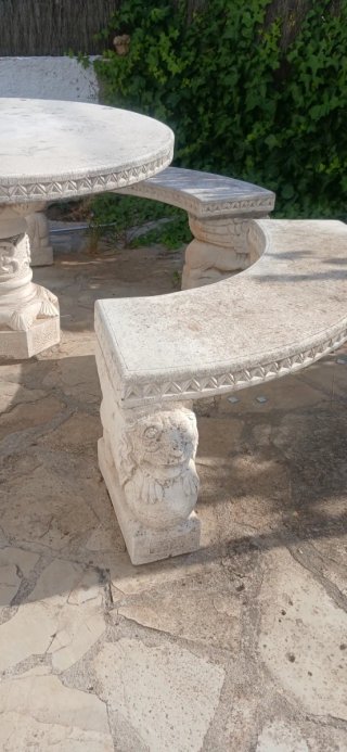 Mesa y bancos de piedra