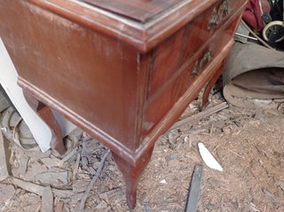 Mesita de noche antigua de madera