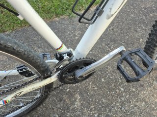 Bicicleta de montaña blanca.  Orbea