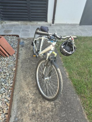 Bicicleta de montaña blanca.  Orbea