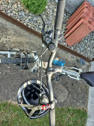Bicicleta de montaña blanca.  Orbea