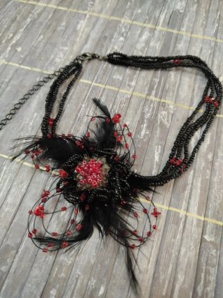 Gargantilla negra y roja con plumas