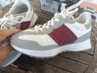 Zapatillas deportivas burdeos y blancas