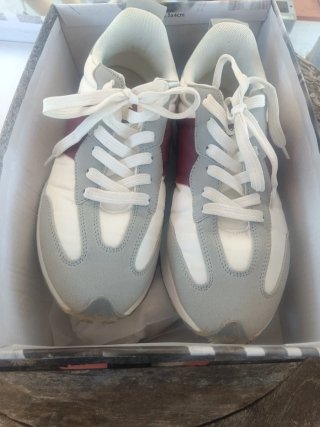 Zapatillas deportivas burdeos y blancas