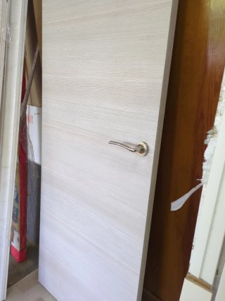 Puerta laminada veta blanca y gris