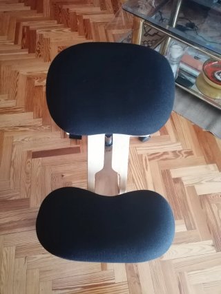 Silla Ergonómica Negra y Madera
