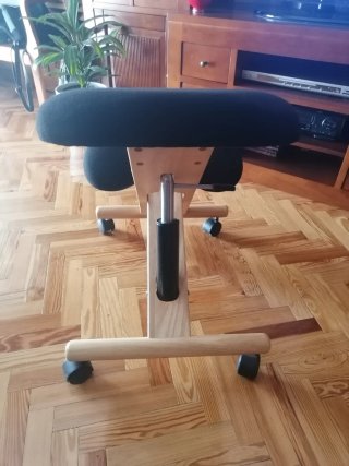 Silla Ergonómica Negra y Madera