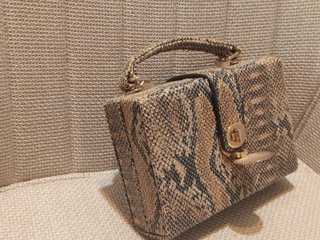 Bolso rígido Tantrend serpiente beige/marrón