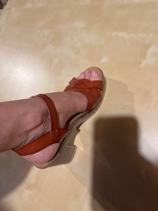 Sandalia tacón marrón