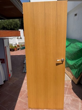 Puerta de madera maciza con manilla