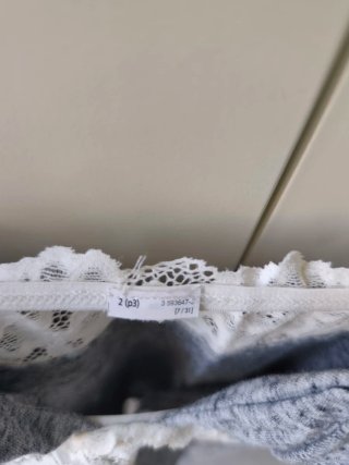 Body gris con encaje blanco