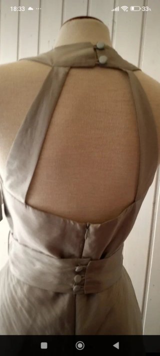 Vestido plateado volantes y fular
