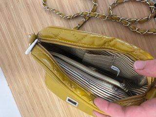 Bolso amarillo acolchado