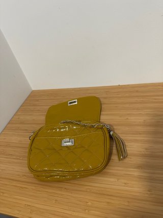 Bolso amarillo acolchado