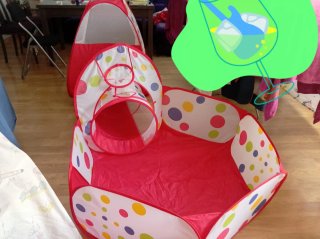 Parque de bolas infantil con túnel