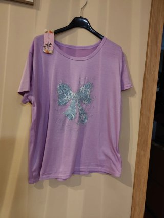 Camiseta morada con lazo brillante