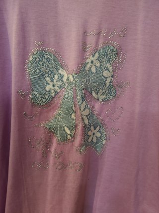 Camiseta morada con lazo brillante