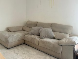 Sofá modular chaise longue beige.