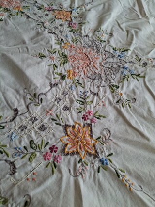 Mantel antiguo bordado floral ovalado