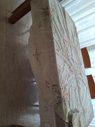 Mantel antiguo bordado floral ovalado