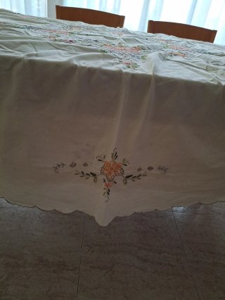 Mantel antiguo bordado floral ovalado