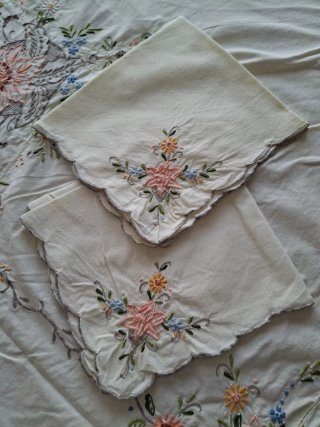 Mantel antiguo bordado floral ovalado