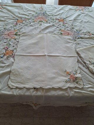 Mantel antiguo bordado floral ovalado