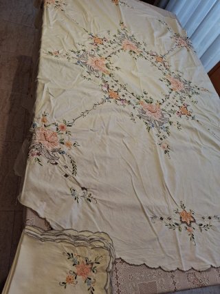 Mantel antiguo bordado floral ovalado