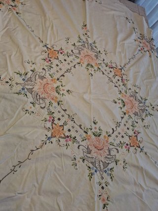Mantel antiguo bordado floral ovalado