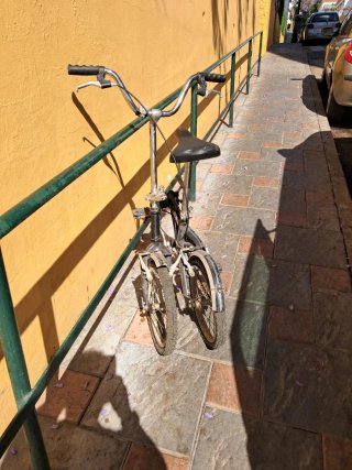 Bicicleta plegable negra