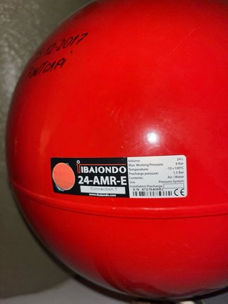 Bomba de agua con calderín 24L
