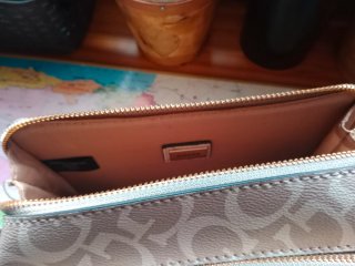 Bolsito bandolera Guess monograma