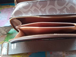 Bolsito bandolera Guess monograma
