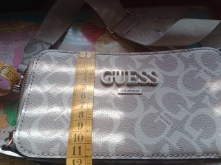 Bolsito bandolera Guess monograma