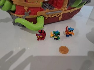Barco Pirata y Tiburón Juguete