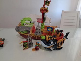 Barco Pirata y Tiburón Juguete