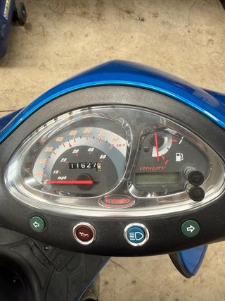 Moto Scooter Kymco Azul y Negra
