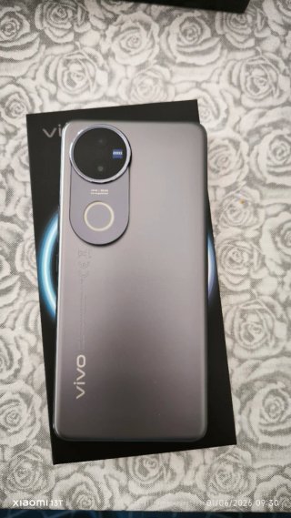 Vivo V50 con lenti Zeiss