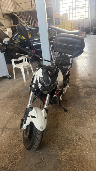Benelli TNT 125 Blanca y Roja