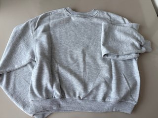 Sudadera Bershka gris con lentejuelas rojas