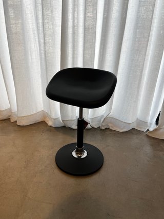 TABURETE ERGONÓMICO DINÁMICO REGULABLE