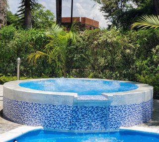 Piscinas con jacuzzi construcciones