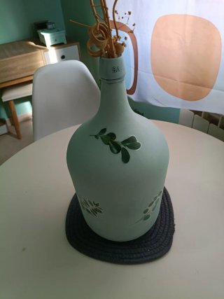 Damajuana decorada con hojas