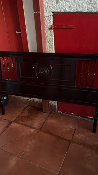 Espaldar de cama de madera oscura