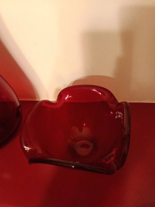 Jarrón y centro de mesa de cristal rojo