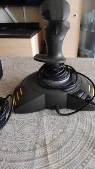 2 Joysticks Thrustmaster y gunshot gs 123d