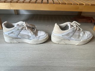 Zapatillas Puma Blancas y Beige