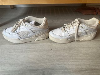 Zapatillas Puma Blancas y Beige